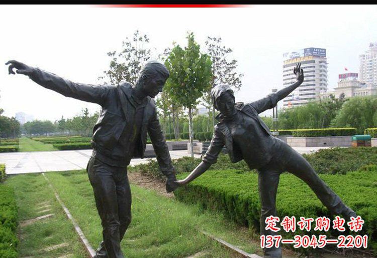 连云港走铁轨的情侣铜雕