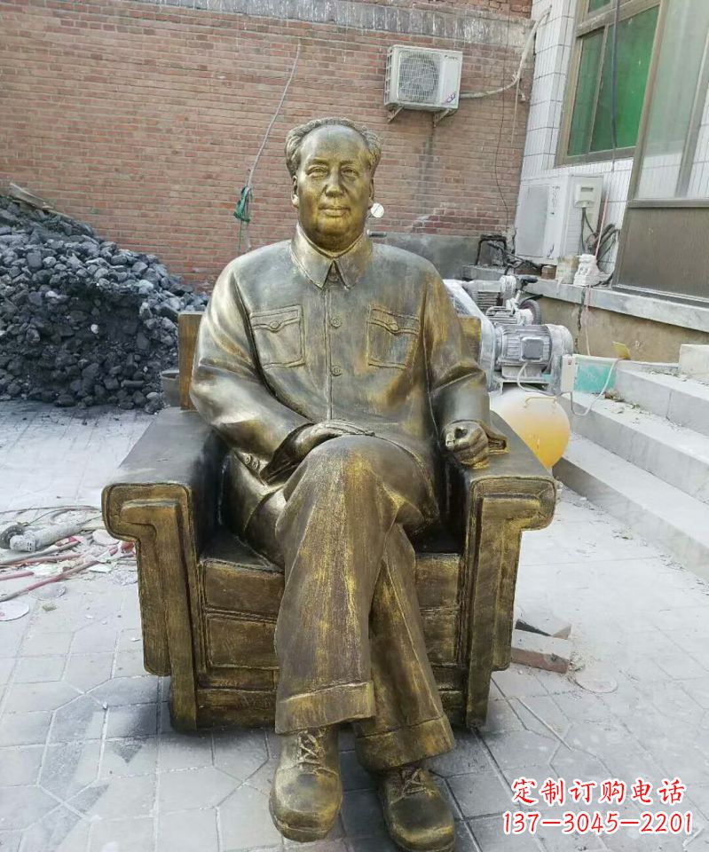 连云港坐沙发的毛主席铜雕